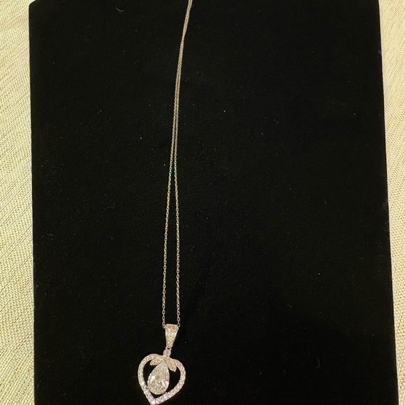 Elegant Silver Heart Pendant Necklace - Picture 6 of 8